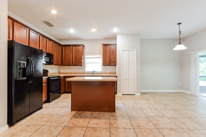 2,220/Mo, 416 Marathon Ln Sanford, FL 32771 Kitchen View 2