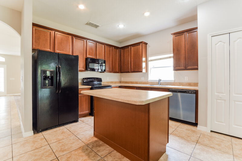 2,220/Mo, 416 Marathon Ln Sanford, FL 32771 Kitchen View 3