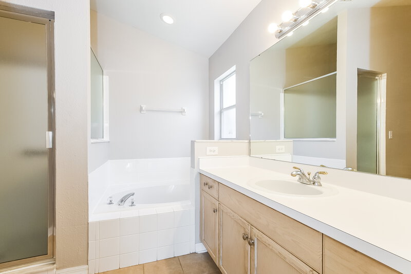 2,065/Mo, 234 Bay Meadow Dr Kissimmee, FL 34746 Main Bathroom View