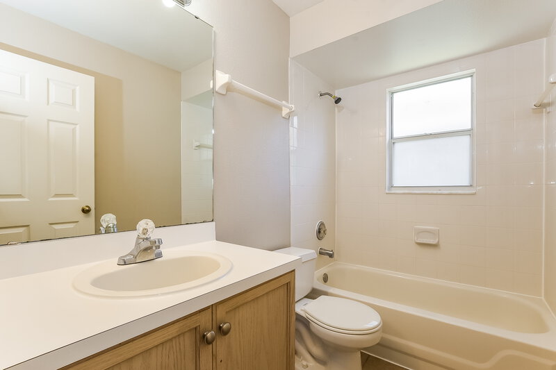 2,065/Mo, 234 Bay Meadow Dr Kissimmee, FL 34746 Bathroom View
