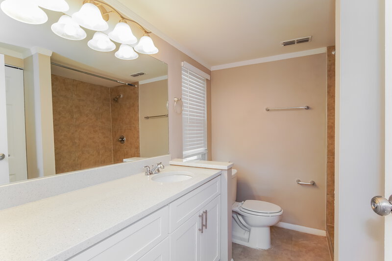 2,300/Mo, 1175 Lambert Ln Longwood, FL 32750 Main Bathroom View