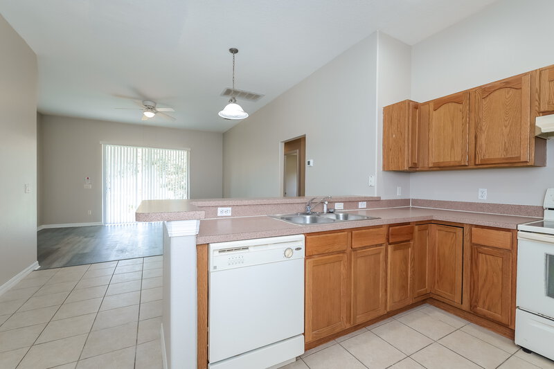 0/Mo, 11628 Wishing Well Ln Clermont, FL 34711 Kitchen View