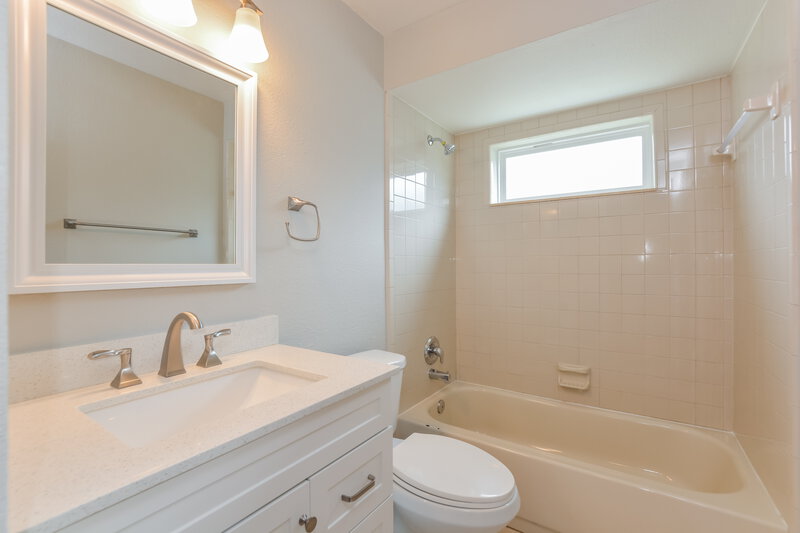 2,395/Mo, 1058 Dees Dr Oviedo, FL 32765 Main Bathroom View
