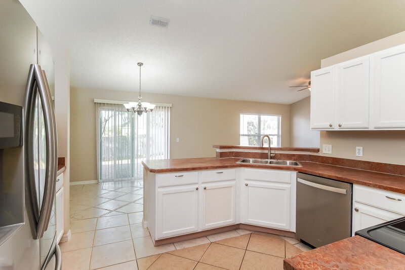 2,390/Mo, 1529 Muir Cir Clermont, FL 34711 Kitchen View