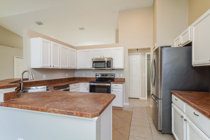2,390/Mo, 1529 Muir Cir Clermont, FL 34711 Kitchen View 2