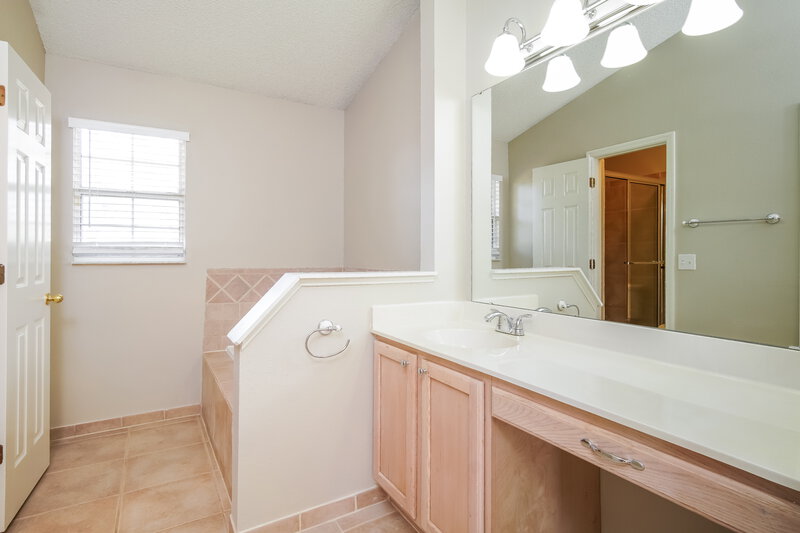 2,390/Mo, 1529 Muir Cir Clermont, FL 34711 Main Bathroom View