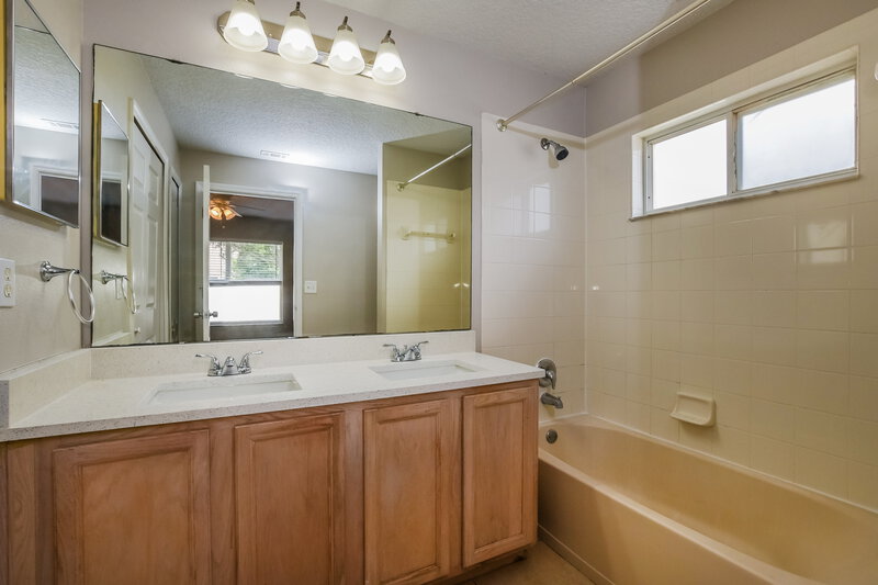 2,235/Mo, 1919 Seatonham St Winter Garden, FL 34787 Main Bathroom View