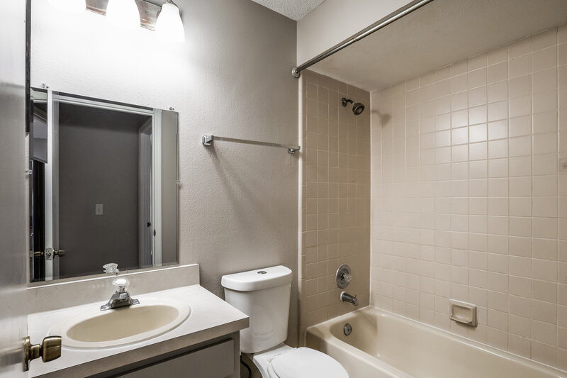 2,440/Mo, 433 Valley Edge Dr Minneola, FL 34715 Bathroom View