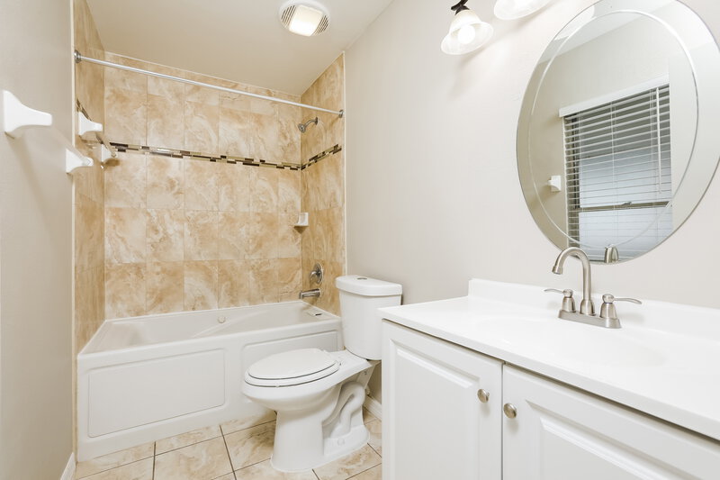 2,290/Mo, 7860 Sapphire Ln Orlando, FL 32822 Main Bathroom View