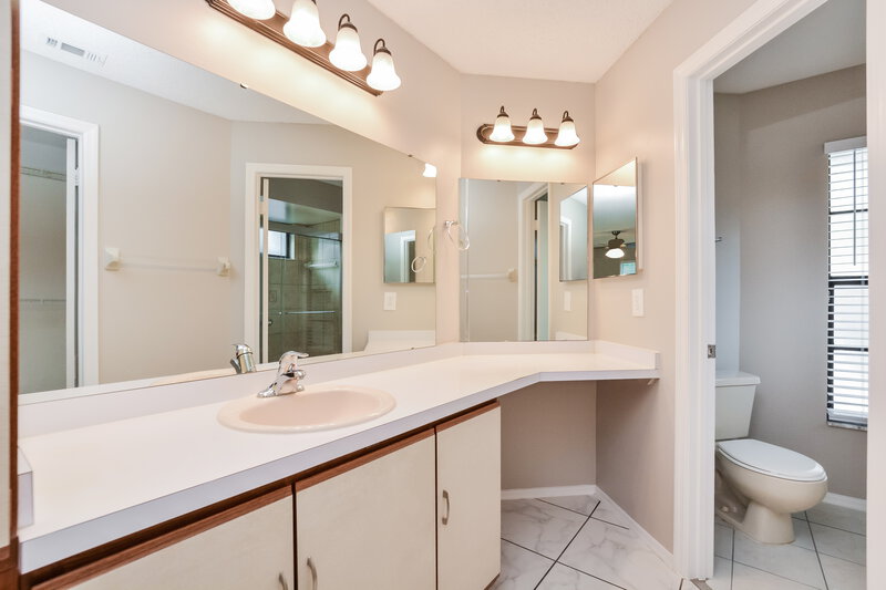 2,355/Mo, 140 Coralwood Cir Kissimmee, FL 34743 Main Bathroom View