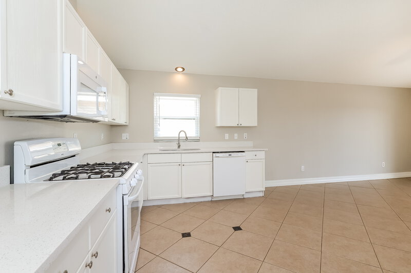 0/Mo, 15904 Autumn Glen Ave Clermont, FL 34714 Kitchen View