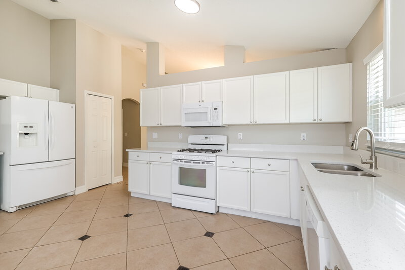 0/Mo, 15904 Autumn Glen Ave Clermont, FL 34714 Kitchen View 2