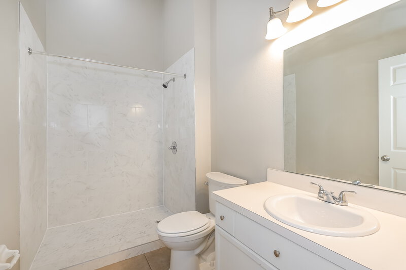 0/Mo, 15904 Autumn Glen Ave Clermont, FL 34714 Main Bathroom View