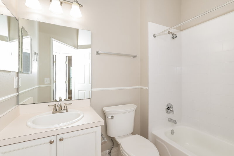 0/Mo, 15904 Autumn Glen Ave Clermont, FL 34714 Bathroom View