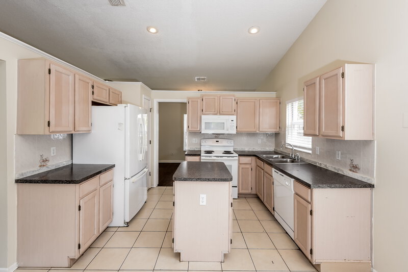4,090/Mo, 2640 Rolling Broak Dr Orlando, FL 32837 Kitchen View