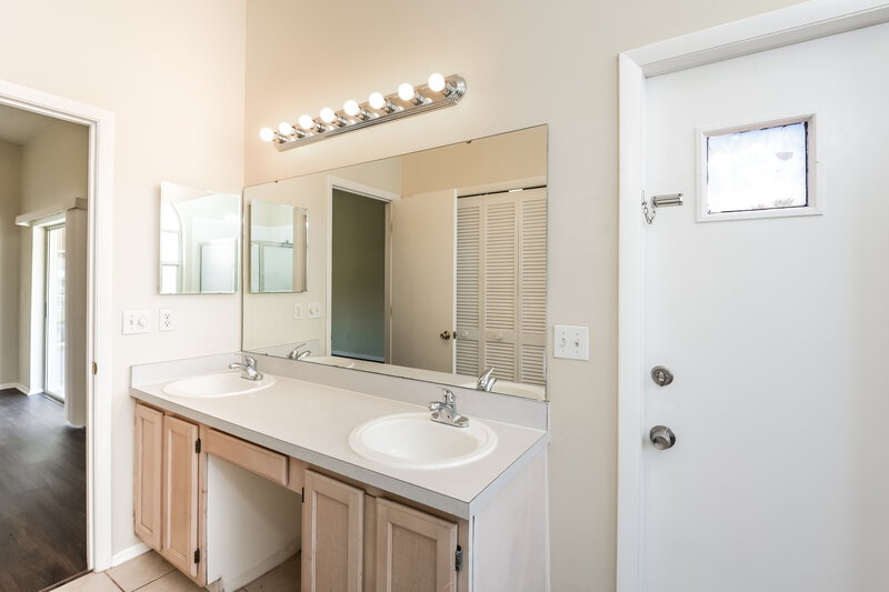 4,090/Mo, 2640 Rolling Broak Dr Orlando, FL 32837 Main Bathroom View