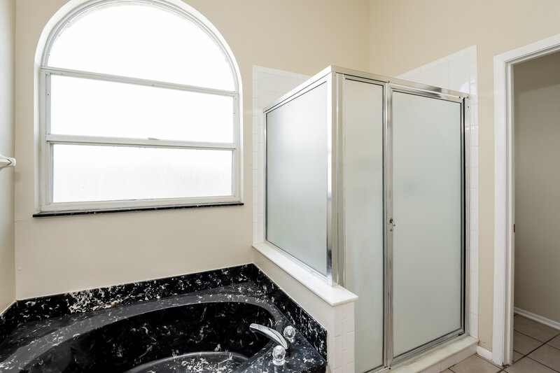 4,090/Mo, 2640 Rolling Broak Dr Orlando, FL 32837 Main Bathroom View 2