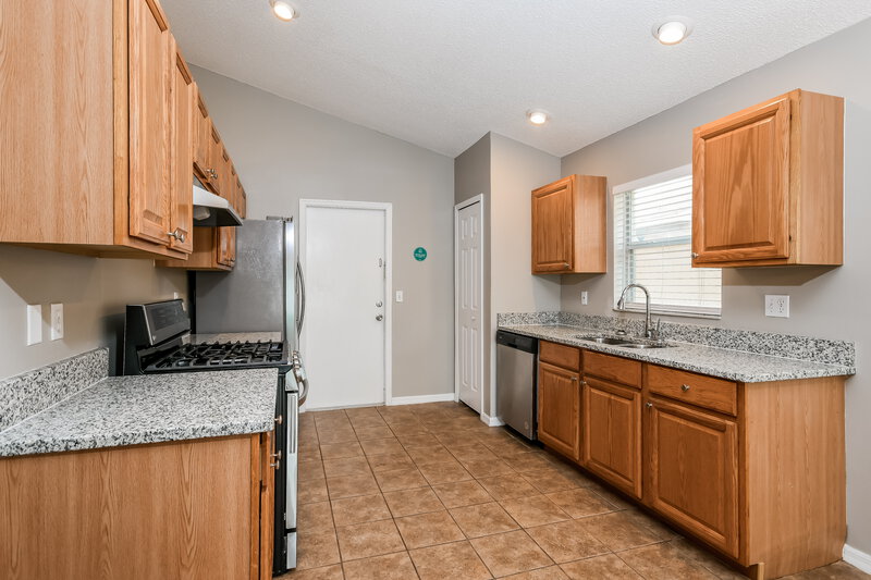 1,775/Mo, 417 Symphony Pl Davenport, FL 33896 Kitchen View 2