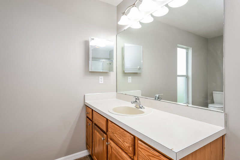 1,775/Mo, 417 Symphony Pl Davenport, FL 33896 Main Bathroom View