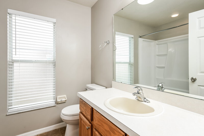 1,775/Mo, 417 Symphony Pl Davenport, FL 33896 Bathroom View