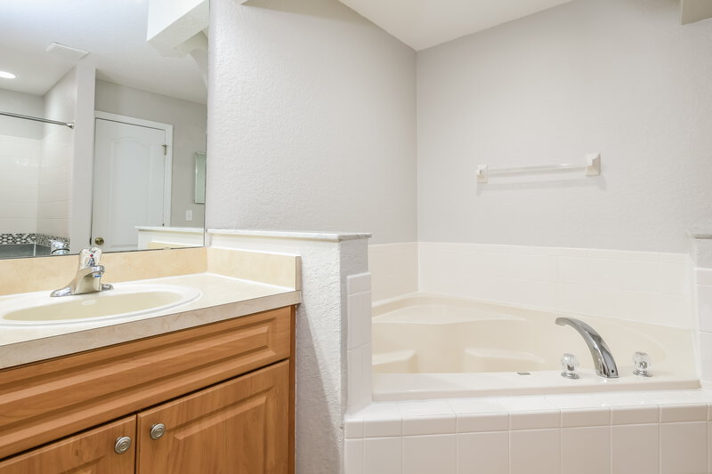 1,730/Mo, 103 Athabasca Dr Poinciana, FL 34759 Main Bathroom View