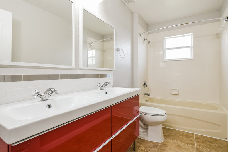 1,730/Mo, 103 Athabasca Dr Poinciana, FL 34759 Bathroom View