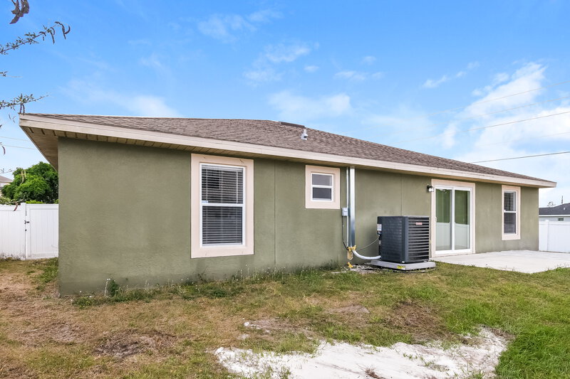 1,730/Mo, 103 Athabasca Dr Poinciana, FL 34759 Rear View