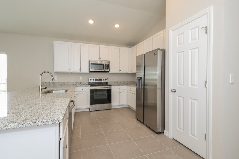 2,035/Mo, 1660 Redfin Dr Poinciana, FL 34759 Kitchen View 2