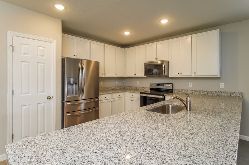1,905/Mo, 159 Redwing Ct Poinciana, FL 34759 Kitchen View