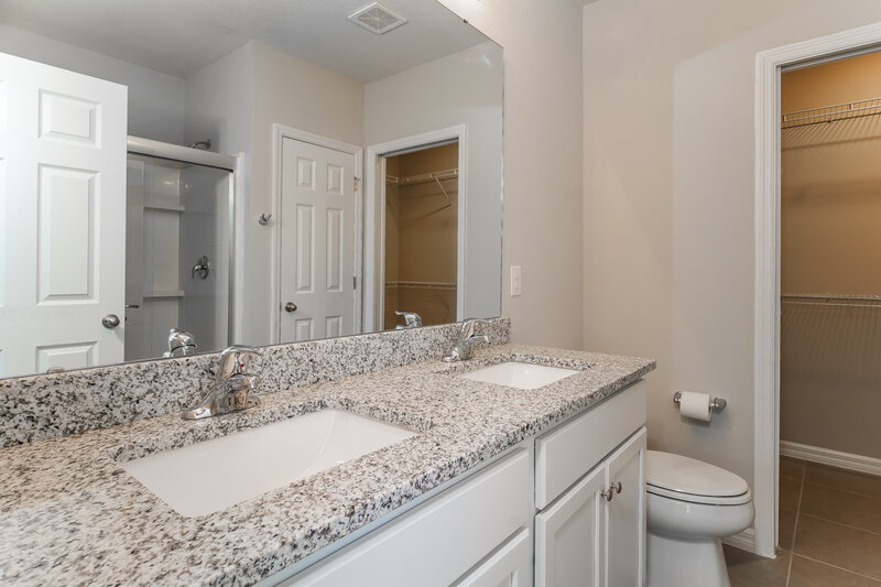 1,905/Mo, 159 Redwing Ct Poinciana, FL 34759 Main Bathroom View