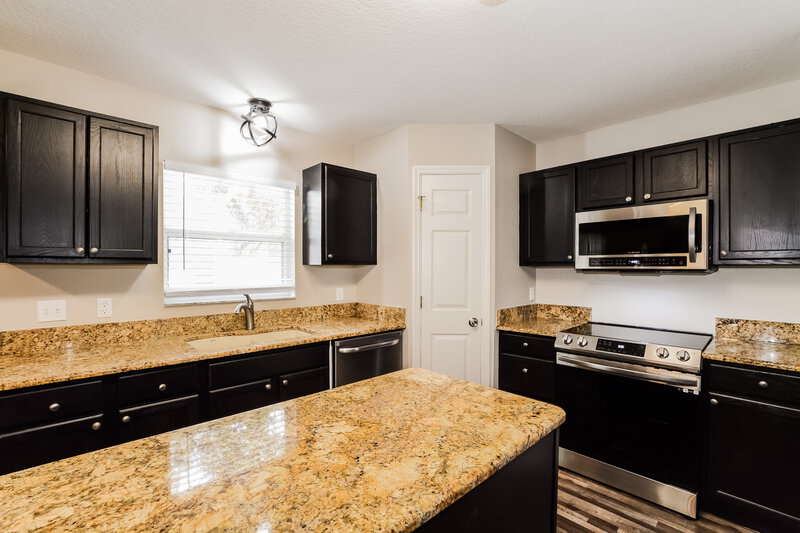 2,500/Mo, 2412 Tealwood Cir Tavares, FL 32778 Kitchen View