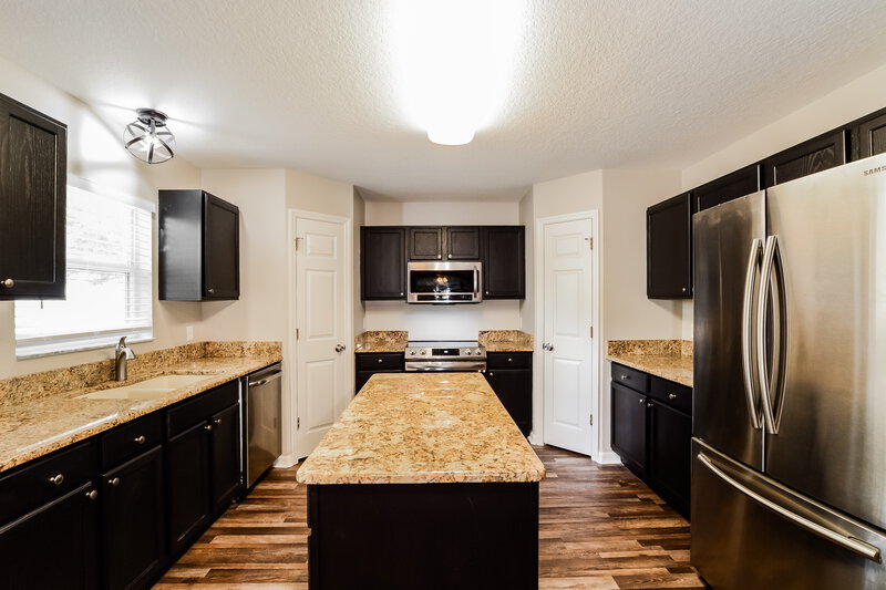 2,500/Mo, 2412 Tealwood Cir Tavares, FL 32778 Kitchen View 2