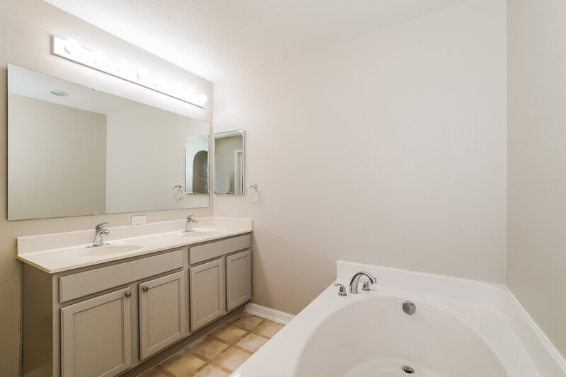 2,500/Mo, 2412 Tealwood Cir Tavares, FL 32778 Main Bathroom View