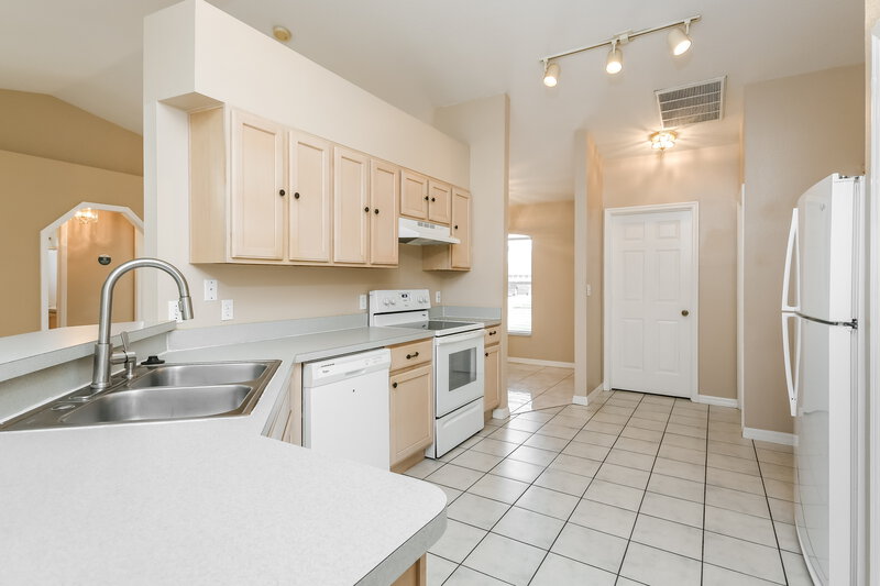 2,115/Mo, 2318 Sweetwater Blvd Saint Cloud, FL 34772 Kitchen View 2
