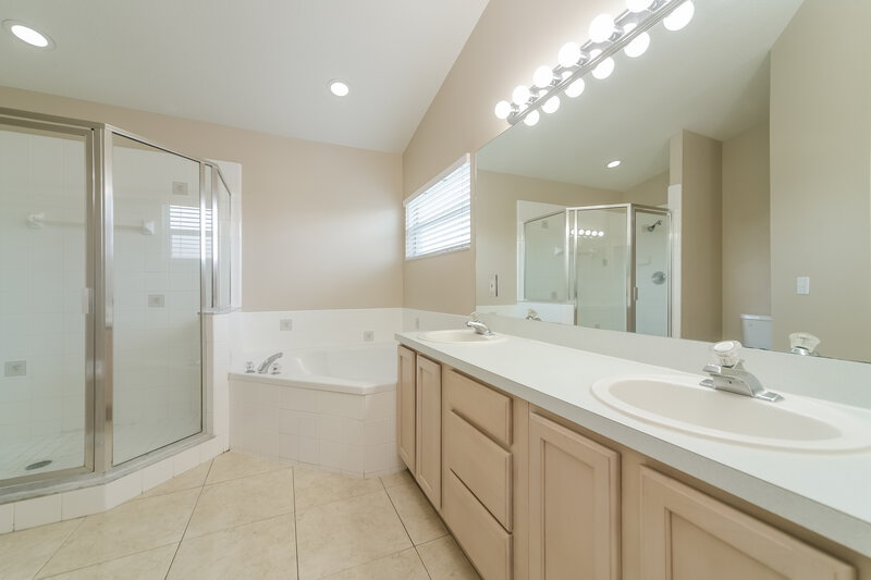 2,120/Mo, 2318 Sweetwater Blvd Saint Cloud, FL 34772 Main Bathroom View