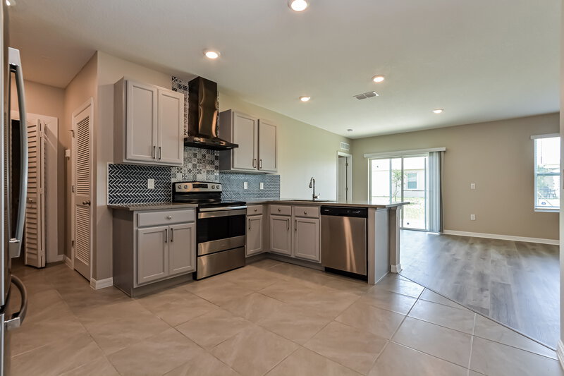 1,875/Mo, 3614 Scarlet Oak Dr Saint Cloud, FL 34772 Kitchen View