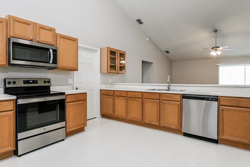 2,880/Mo, 11711 Sir Winston Way Orlando, FL 32824 Kitchen View