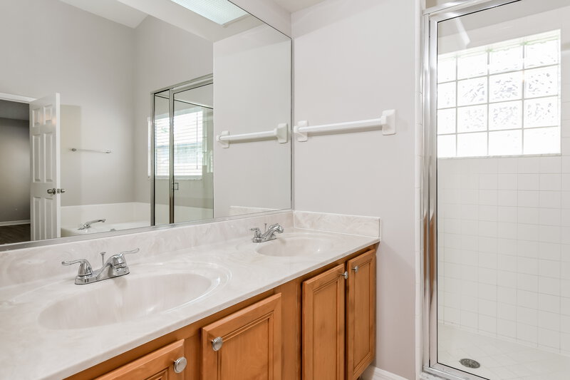 2,880/Mo, 11711 Sir Winston Way Orlando, FL 32824 Main Bathroom View
