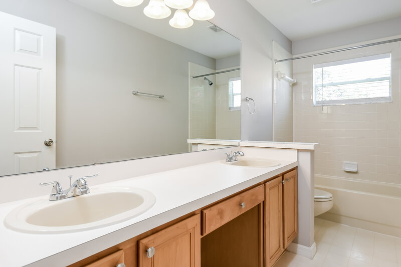 2,880/Mo, 11711 Sir Winston Way Orlando, FL 32824 Bathroom View