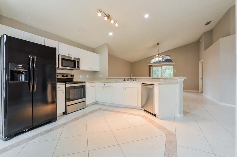 2,030/Mo, 2649 Winchester Cir Eustis, FL 32726 Kitchen View 2