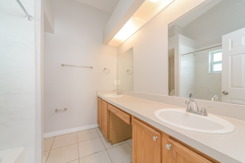 1,860/Mo, 2294 Santa Lucia St Kissimmee, FL 34743 Main Bathroom View