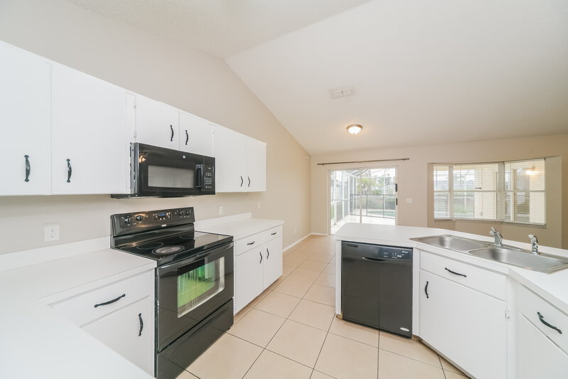 2,255/Mo, 8608 Wellington Loop Kissimmee, FL 34747 Kitchen View 2