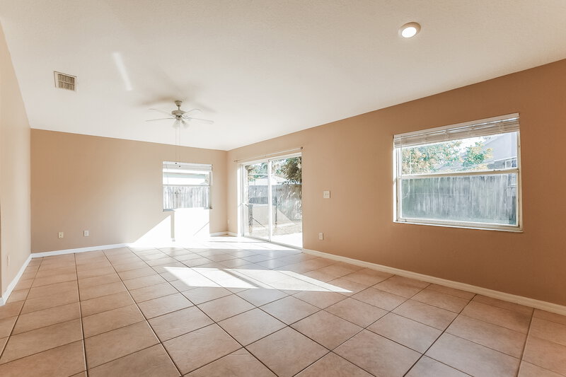 1,950/Mo, 1040 Shale Trail St Apopka, FL 32703 Living Room View