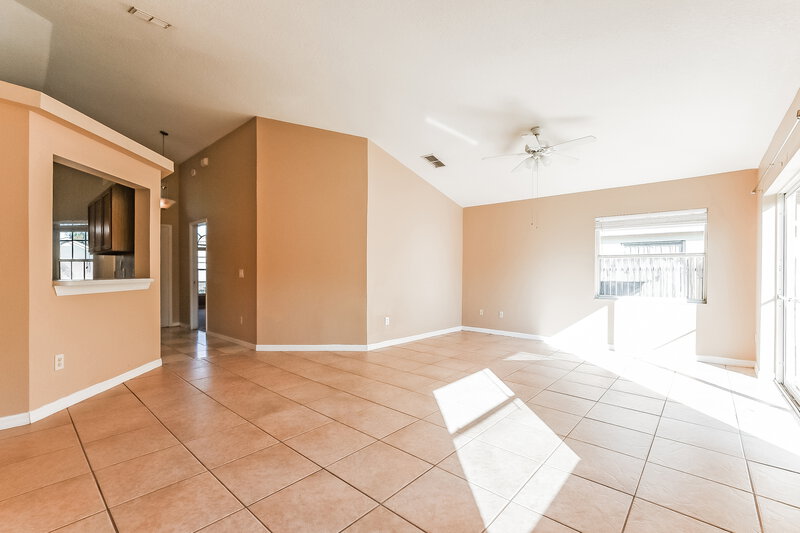 1,950/Mo, 1040 Shale Trail St Apopka, FL 32703 Living Room View 2