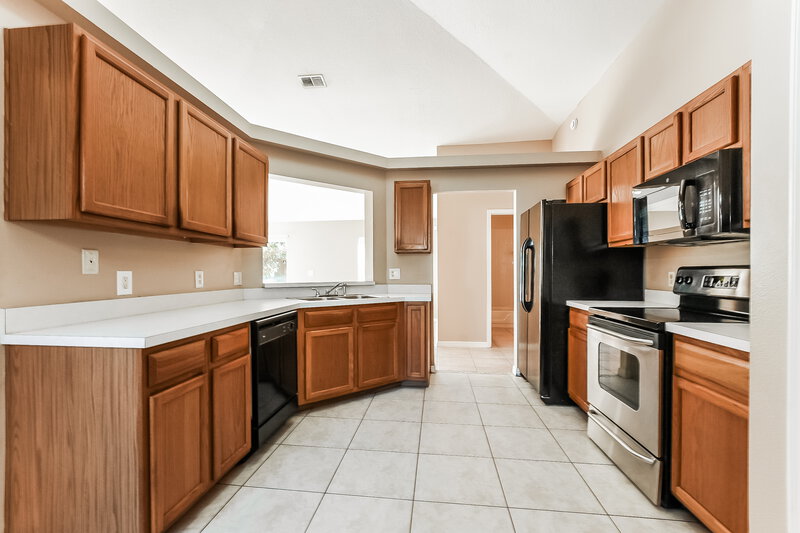 1,950/Mo, 1040 Shale Trail St Apopka, FL 32703 Kitchen View