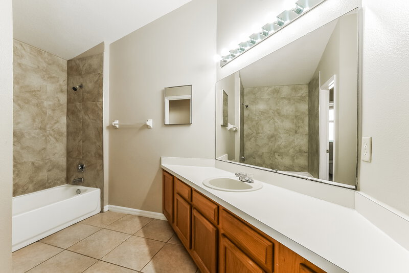 1,950/Mo, 1040 Shale Trail St Apopka, FL 32703 Main Bathroom View