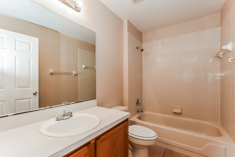 1,950/Mo, 1040 Shale Trail St Apopka, FL 32703 Bathroom View