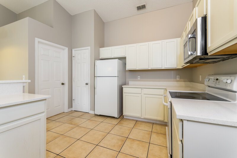 2,160/Mo, 1119 Clear Creek Cir Clermont, FL 34714 Kitchen View 2