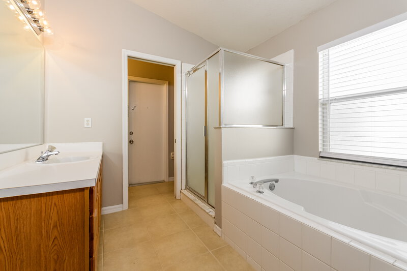 2,160/Mo, 1119 Clear Creek Cir Clermont, FL 34714 Main Bathroom View