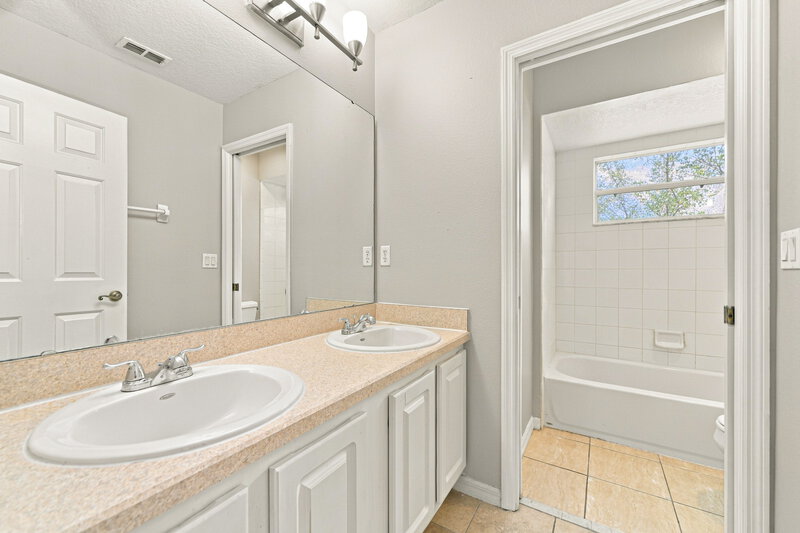 2,490/Mo, 625 Wekiva Crest Dr Apopka, FL 32712 Bathroom View